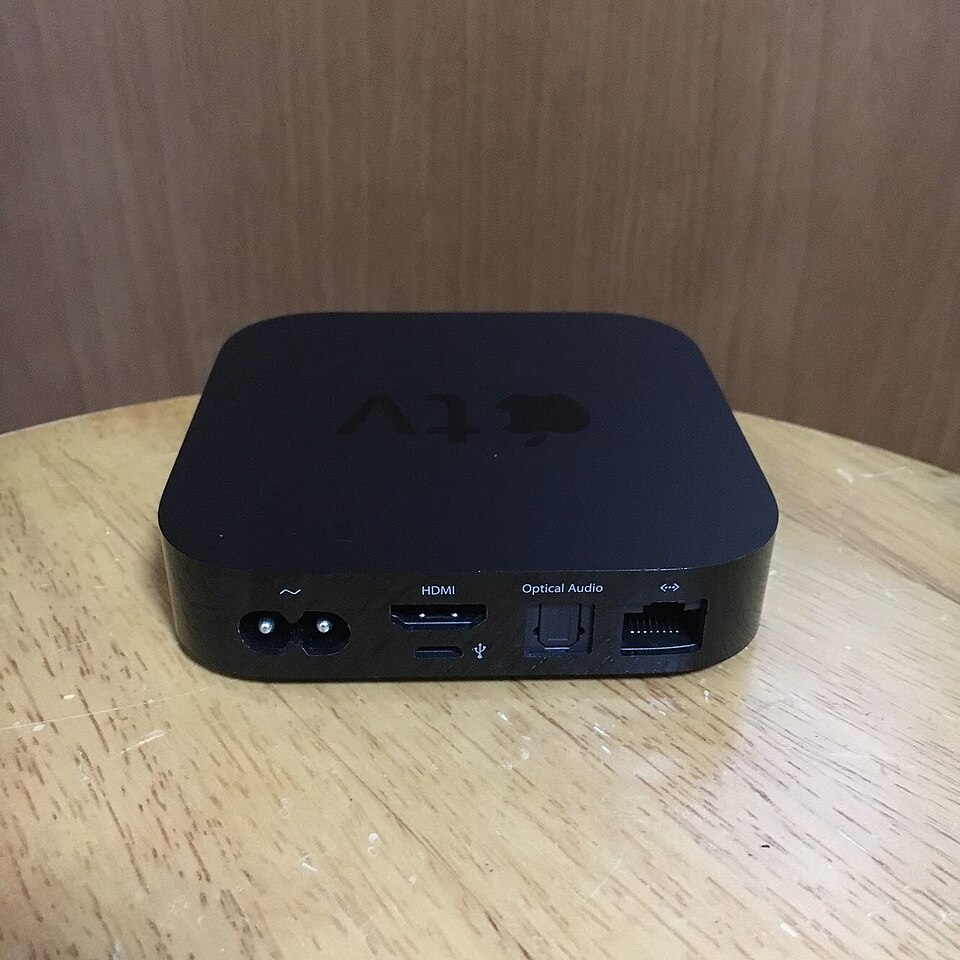 Apple TV 3 sedd bakifrån, en äldre streamingbox som väcker frågor kring apple tv 3 iptv