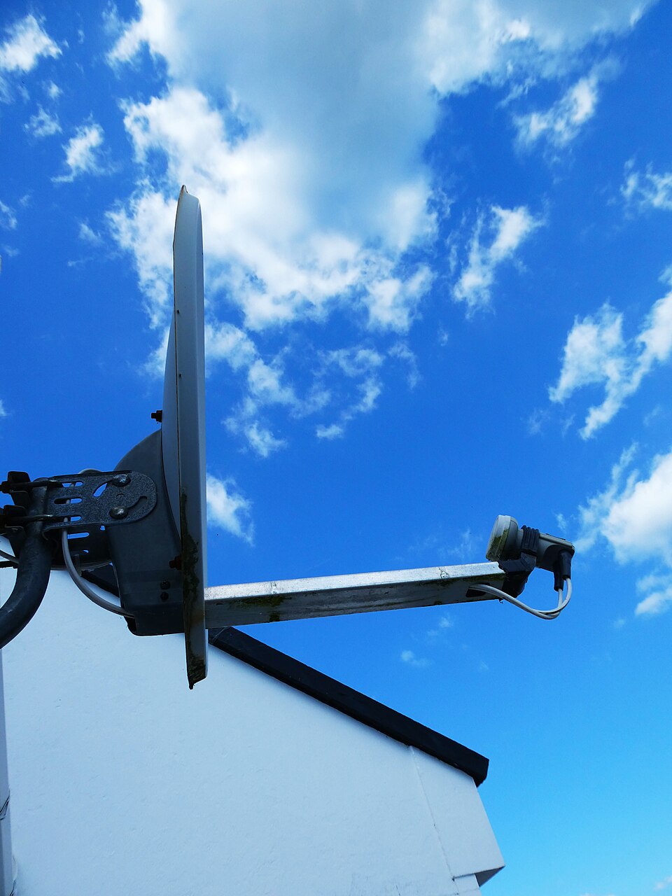 Parabolantenn mot himlen som representerar hur tv-tittande förändrats sedan bästa iptv 2022 rankades