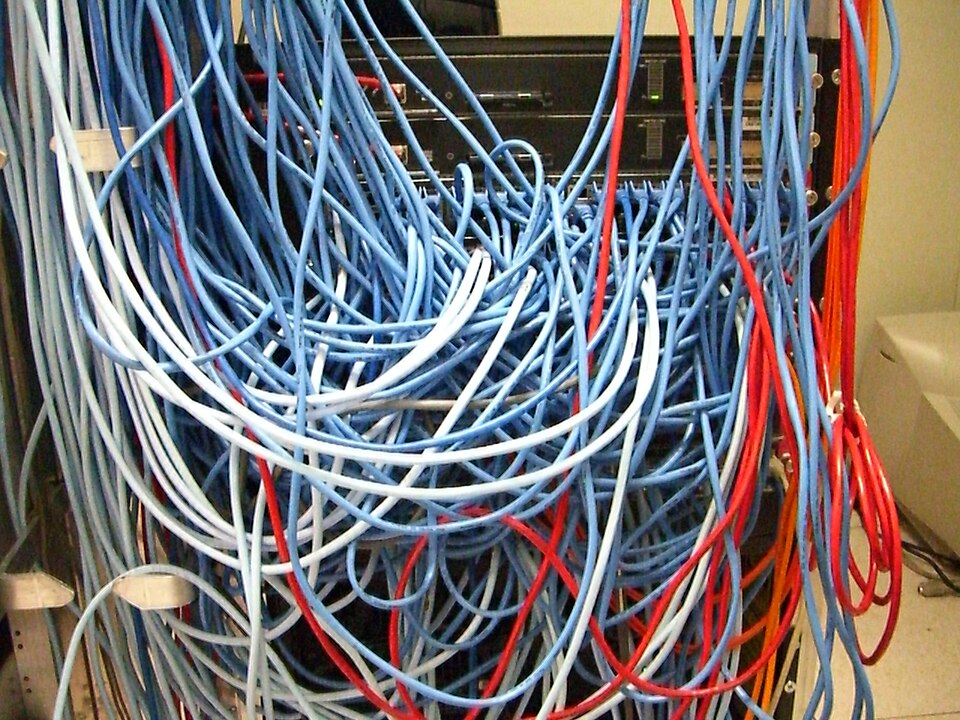 Serverrack med nätverkskablar som symboliserar infrastrukturen bakom bästa IPTV M3U