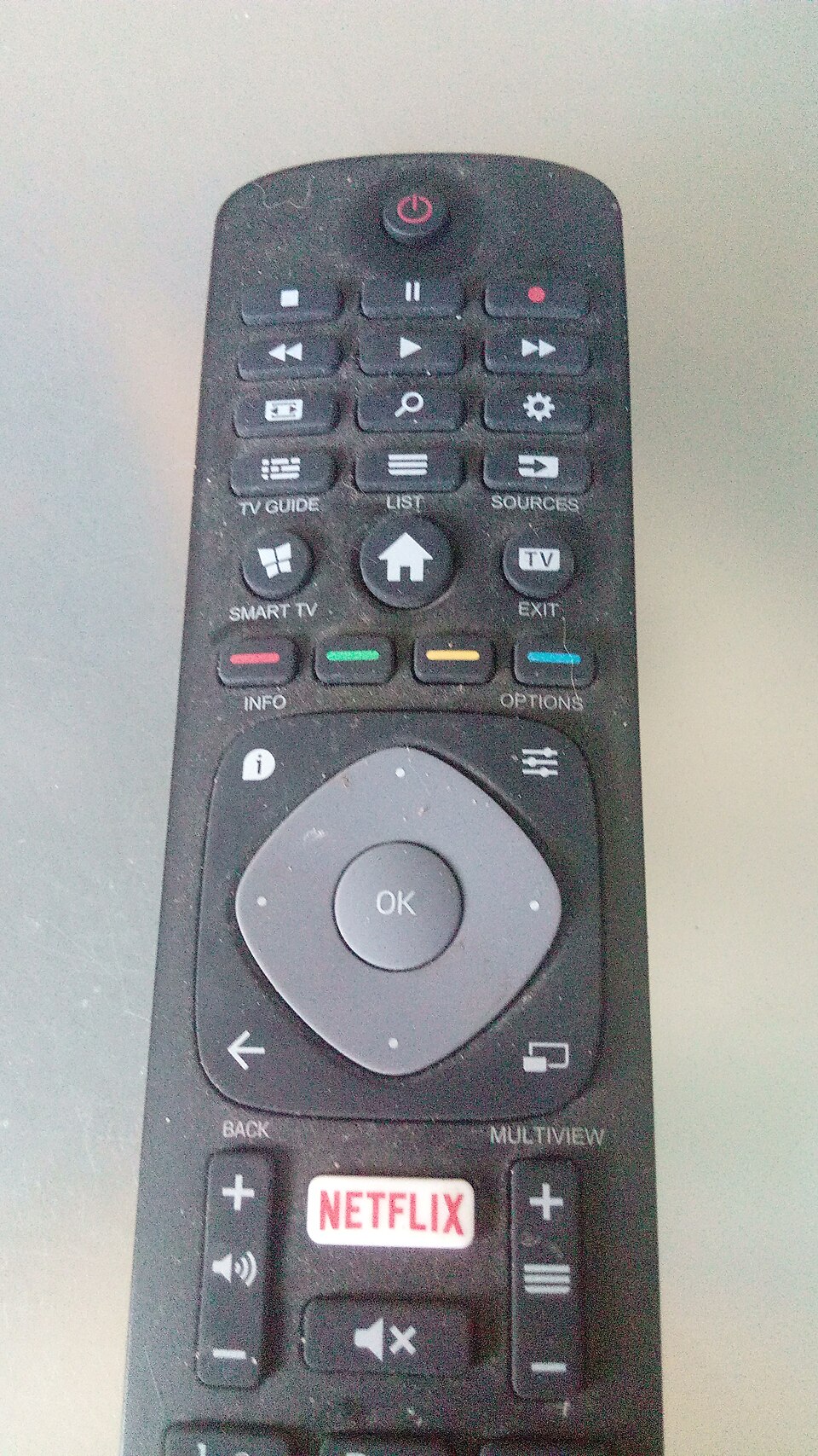 Fjärrkontroll med Netflix-knapp som symboliserar streaming och Best IPTV-alternativ
