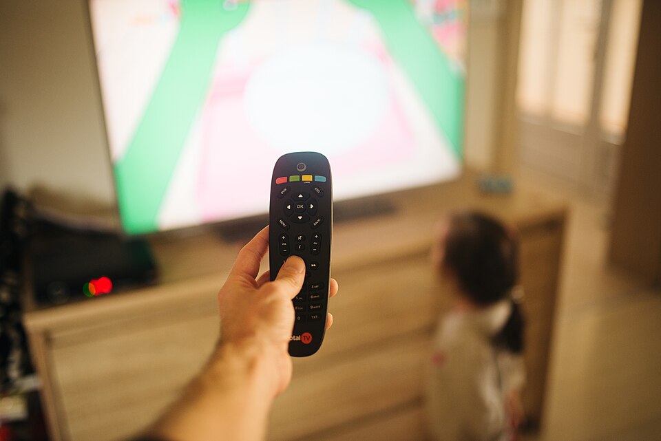 Fjärrkontroll och tv som symboliserar streaming hos Hot IPTV och liknande tjänster