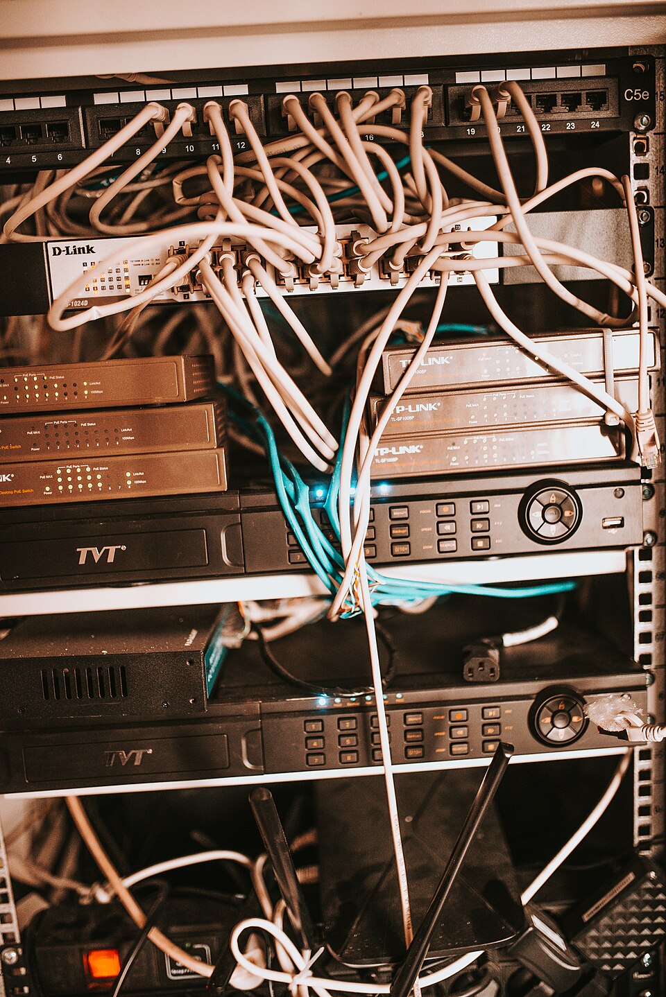 Nätverksutrustning och kablar i ett serverrack som symboliserar infrastrukturen bakom en IP-TV-tjänst