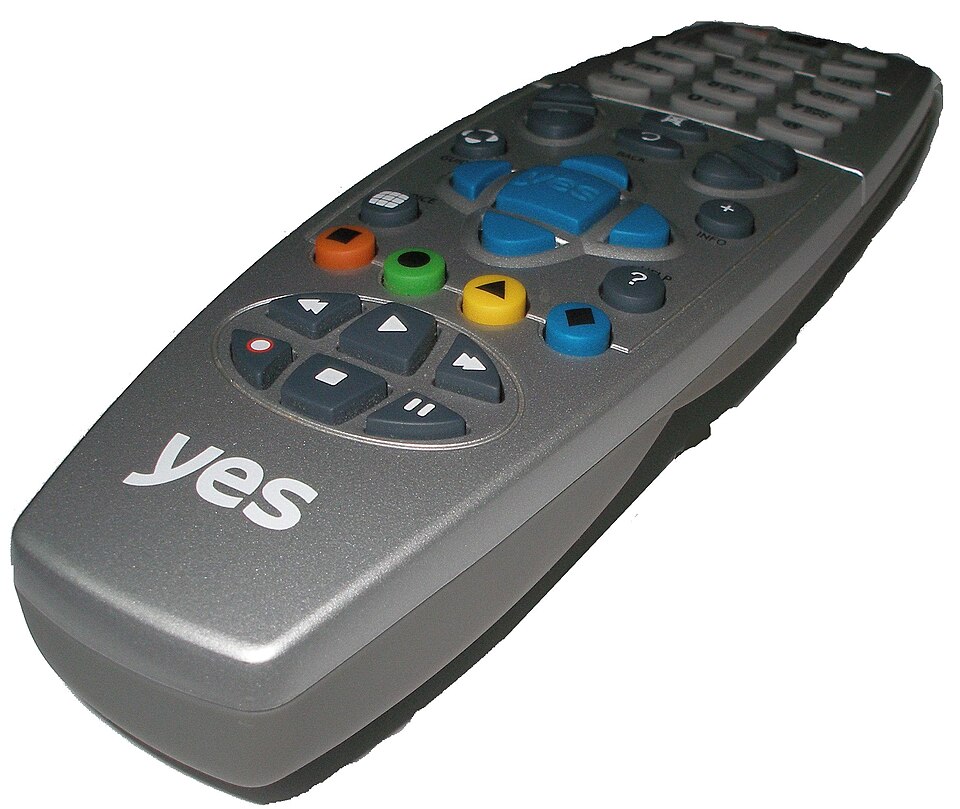 Fjärrkontroll i handen inför jämförelse av iptv bäst i test 2026