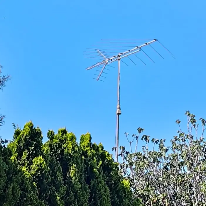 Antenn mot himlen, symbol för äldre tv-teknik före IPTV