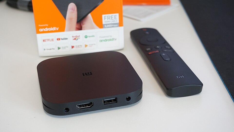 Fjärrkontroll till streamingbox som används för att styra iptv app för android tv