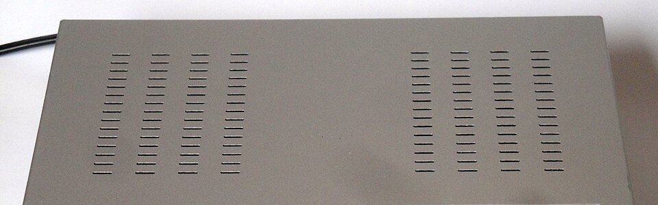 Digital satellitmottagare i silver som används för IPTV Dreambox