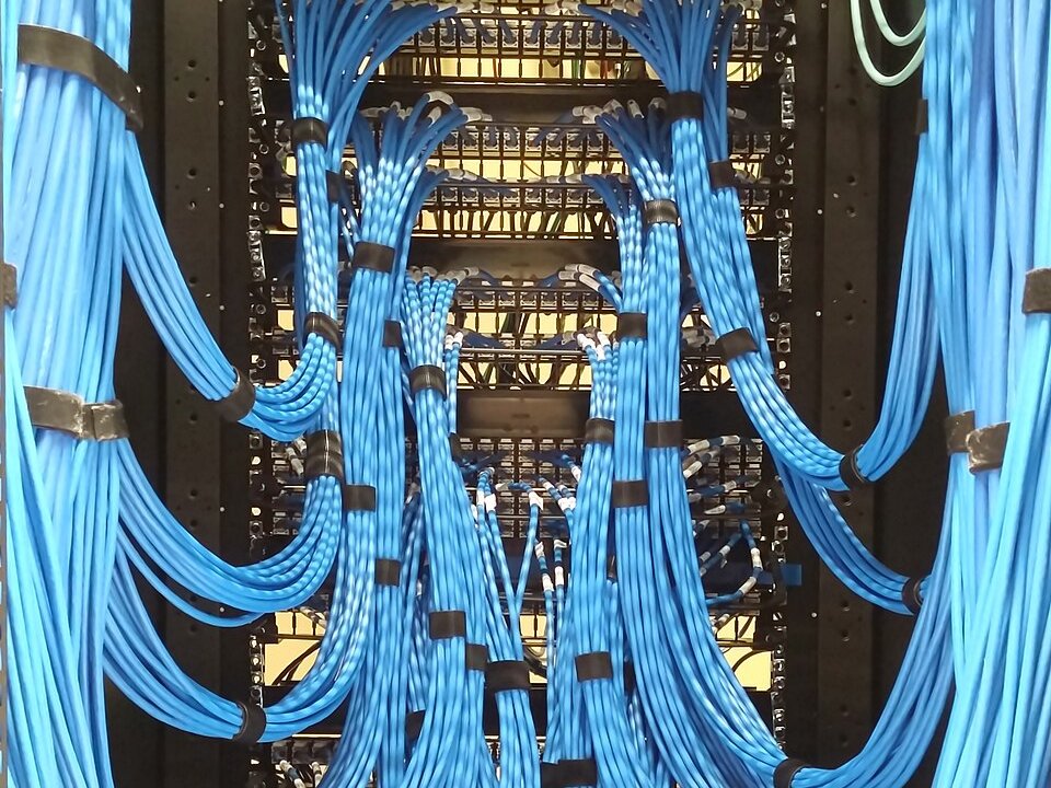Nätverkskablar i ett serverrack som symboliserar infrastrukturen bakom en iptv player m3u