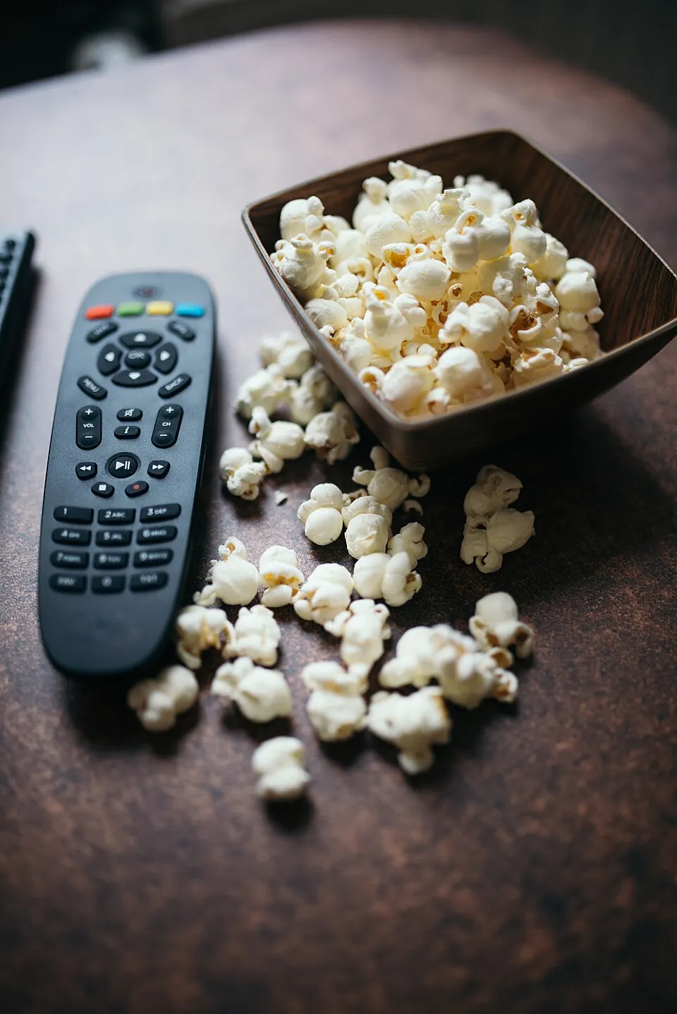 Fjärrkontroll används för att styra en iptv smart-lösning på tv