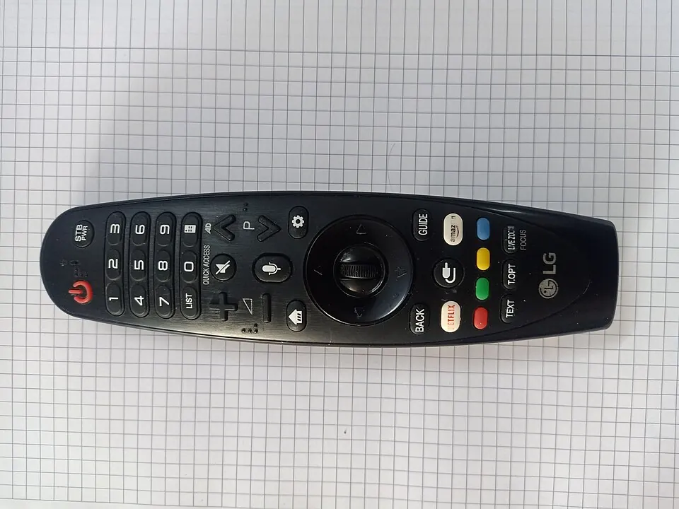 Streamingbox och fjärrkontroll redo för installation av en iptv-app