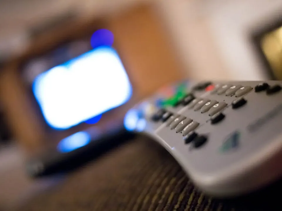 Fjärrkontroll används för att styra iptv smarters pro på tv