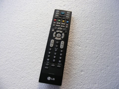 Fjärrkontroll som används för att styra iptv sweden på tv