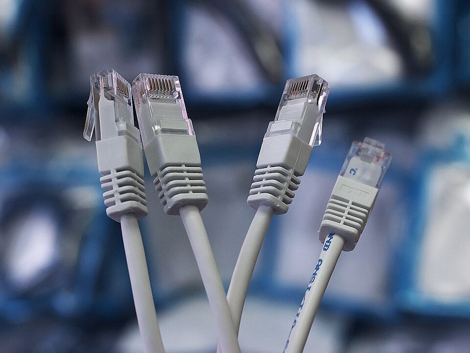 Nätverkskablar som representerar den stabila internetanslutning iptv sverige-tittare behöver för smidig streaming