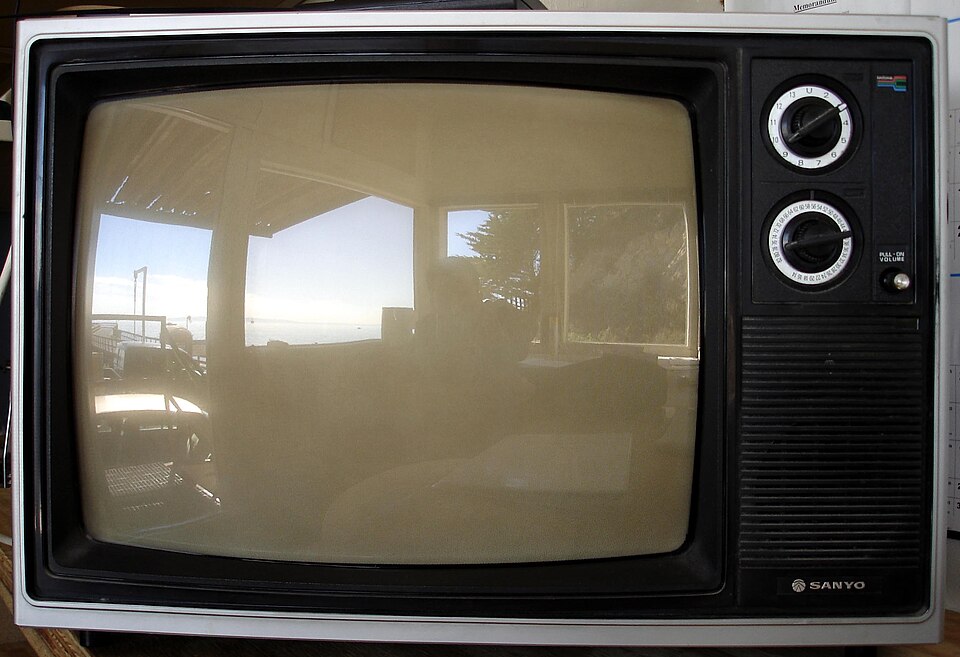 Person som streamar innehåll och jämför monster iptv med andra tjänster