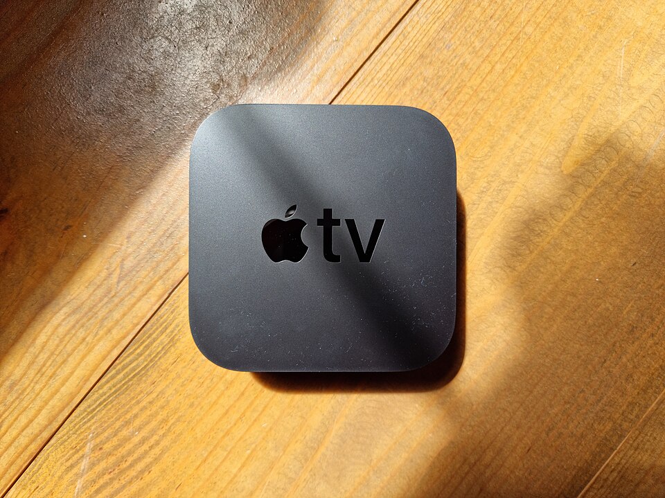 Streamingbox med fjärrkontroll kopplad till en tv, relevant vid val mellan N1 IPTV och andra tjänster