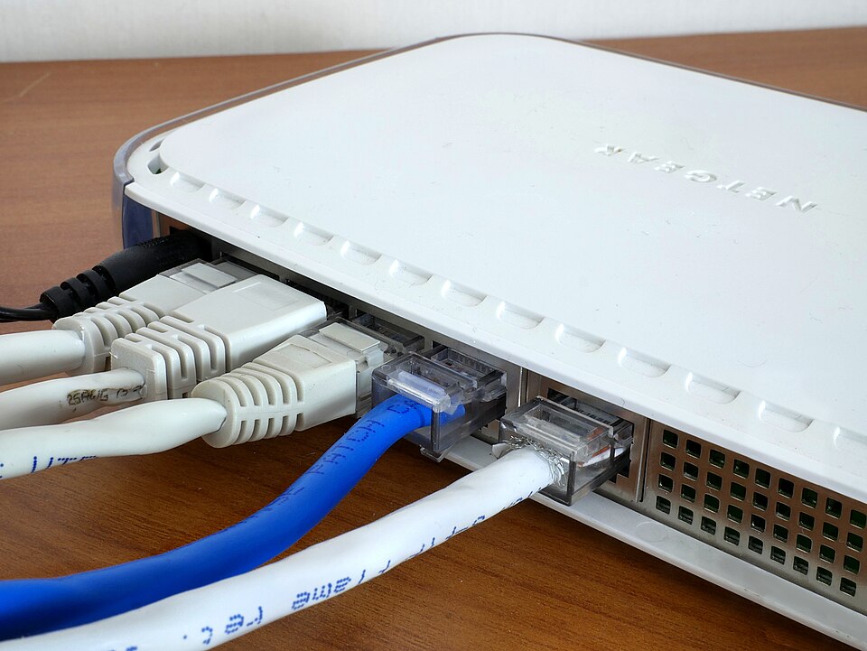 Nätverkskablar anslutna till router som symboliserar infrastrukturen bakom nordic ip tv king och liknande tjänster