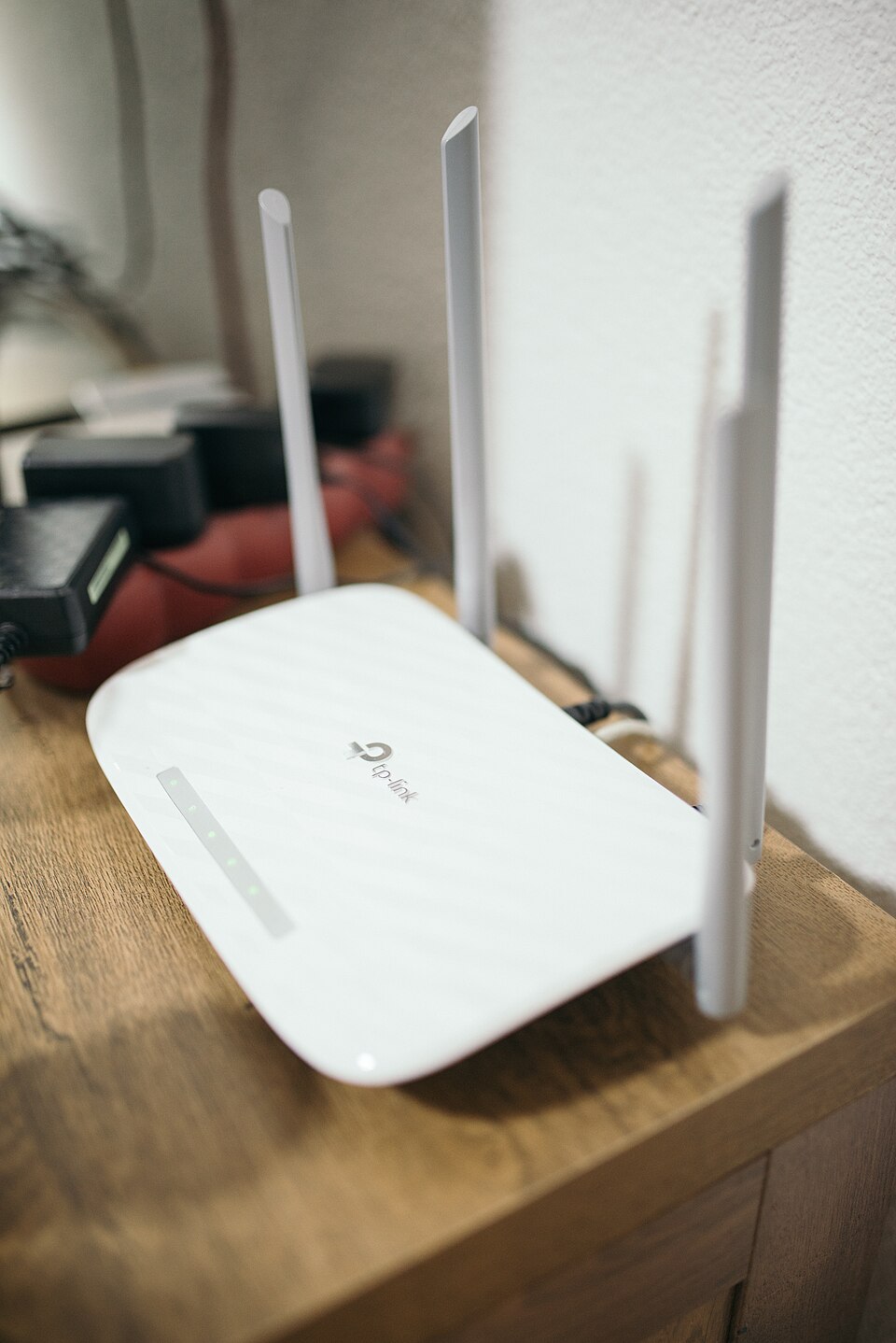 Router med anslutna kablar på ett bord, relaterat till nordic ip tv king och liknande streamingtjänster