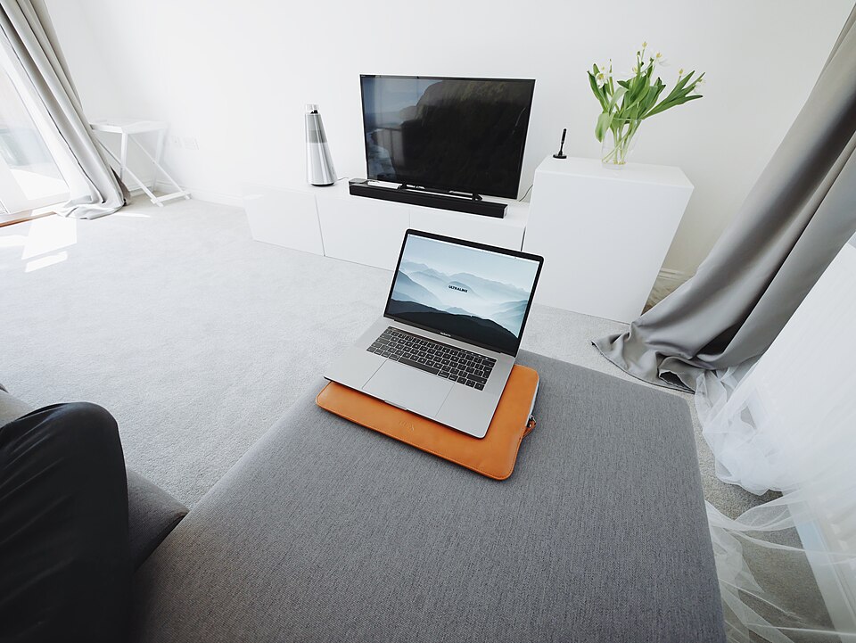 Modernt vardagsrum med laptop och smart tv redo för streaming och set iptv