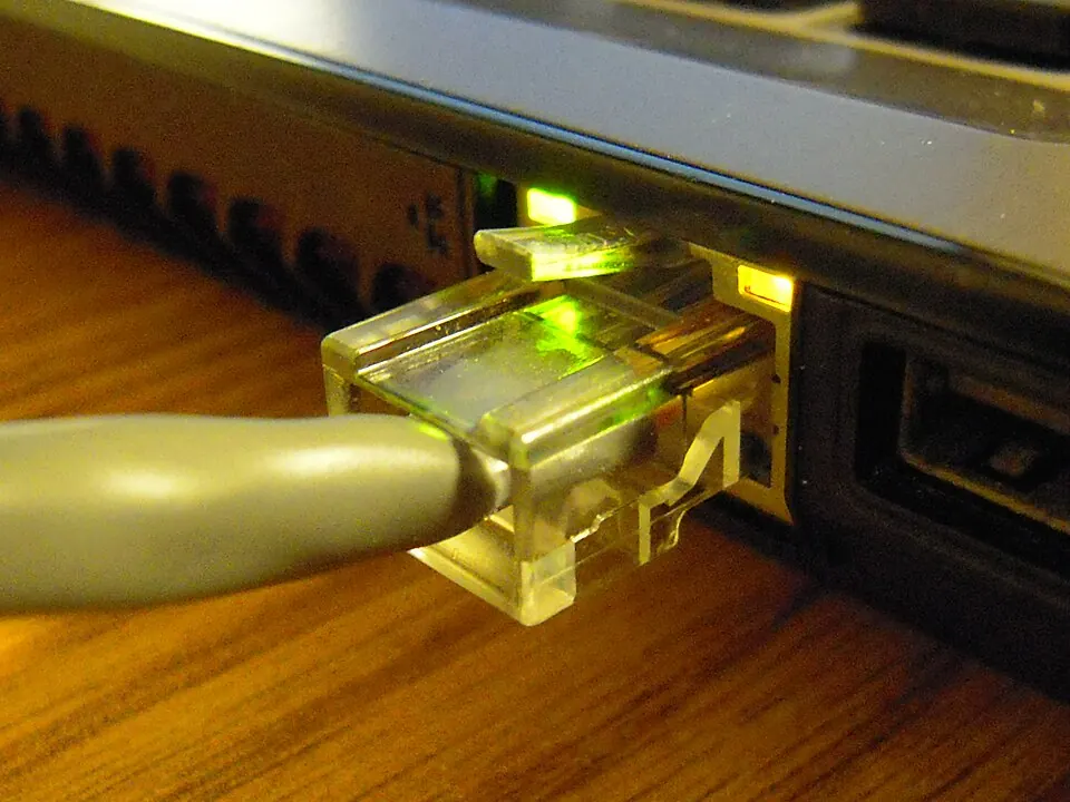 Nätverkskabel ansluts för stabil smart iptv-uppkoppling