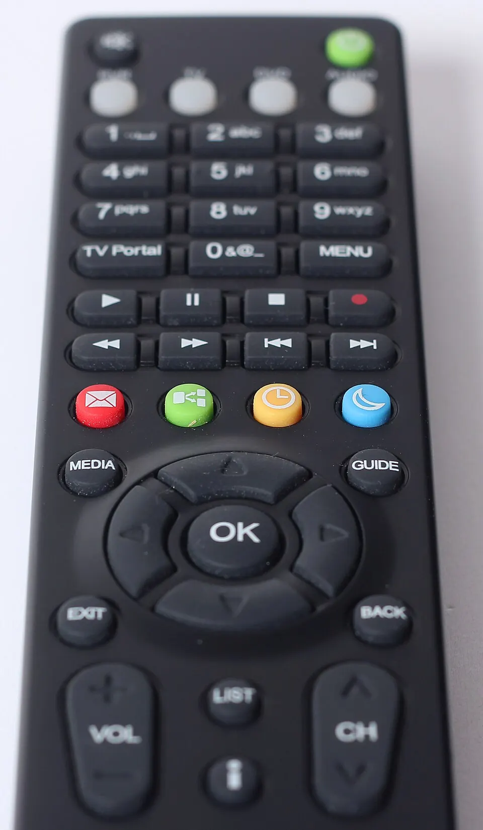 Fjärrkontroll används för att styra smart iptv sverige-appen på tv