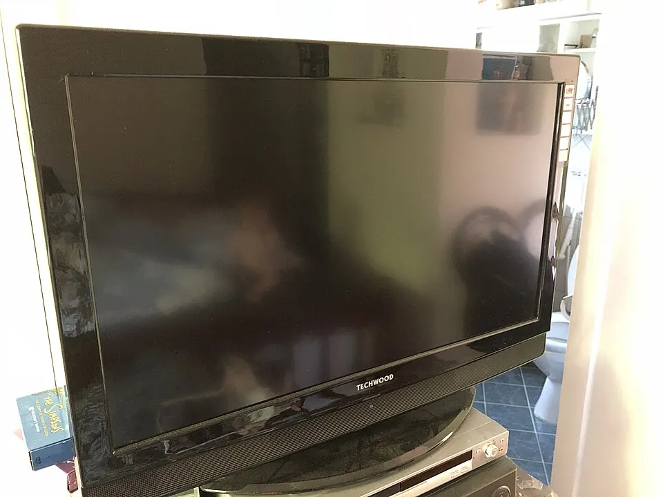 Fjärrkontroll används för att navigera i smart tv iptv-app